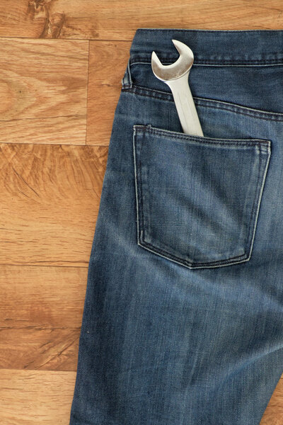 Рабочая одежда изолирована на деревянном фоне
