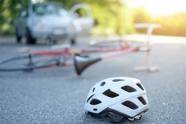 Bicicleta rota en el asfalto después del incidente — Foto de Stock