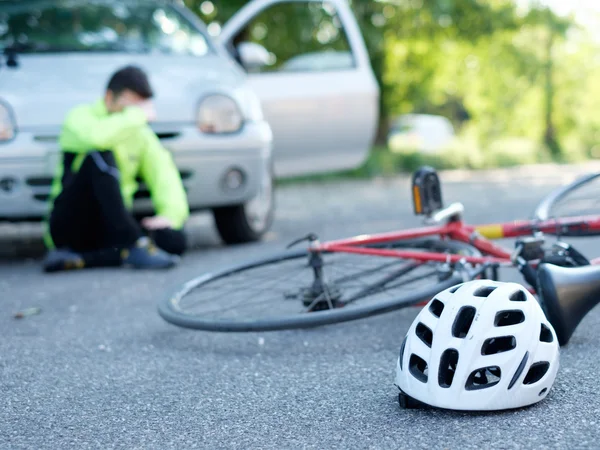 Asfalt üzerinde bisiklet kazadan sonra ağrıyan adam — Stok fotoğraf