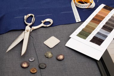 Nesneleri natürmort Tekstil arka plan üzerinde toplanan terzi