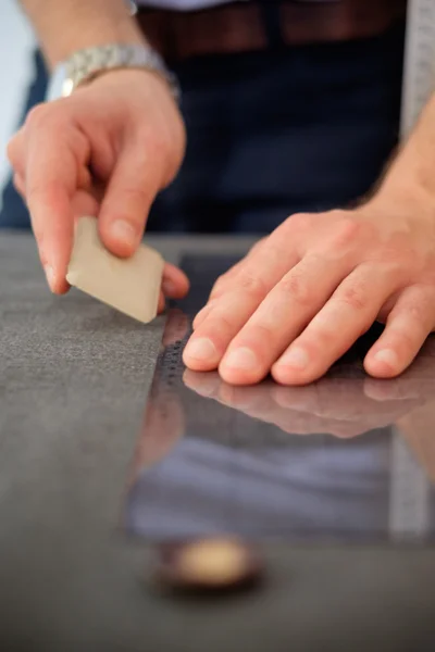 Руки портного, измеряющие кусок ткани — стоковое фото