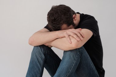 Düşünceli üzgün adam yalnız portresi 