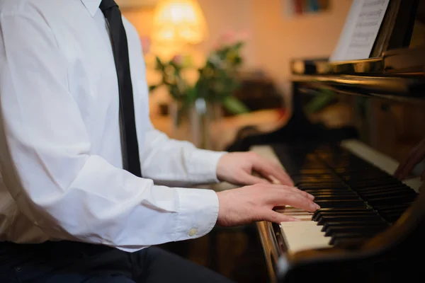 Close-up das mãos de um músico tocando piano — Fotografia de Stock