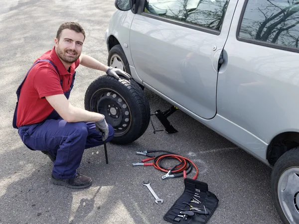 Hombre arreglar un problema de coche después de avería del vehículo en la carretera — Foto de Stock