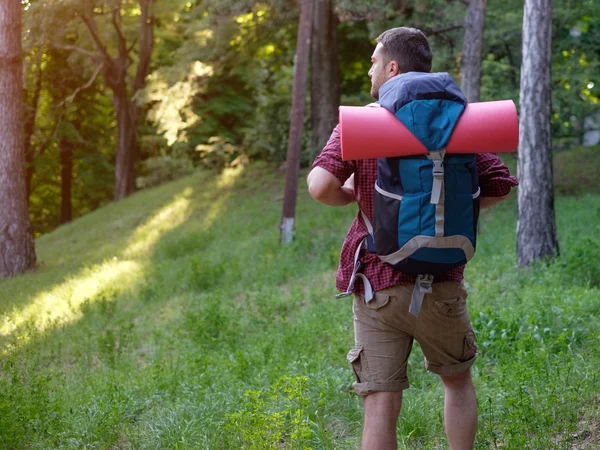 Mann mit Rucksack erkundet Berge — Stockfoto