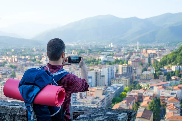 Hombre con mochila tomando una foto —  Fotos de Stock