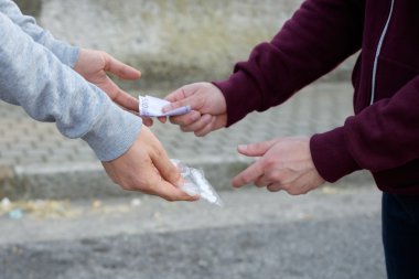 İtici ve uyuşturucu alışverişi para ve uyuşturucu bağımlısı