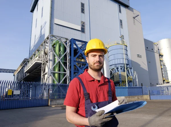 Kívül egy gyári dolgozó munkás öltözött overall biztonságtechnika — Stock Fotó