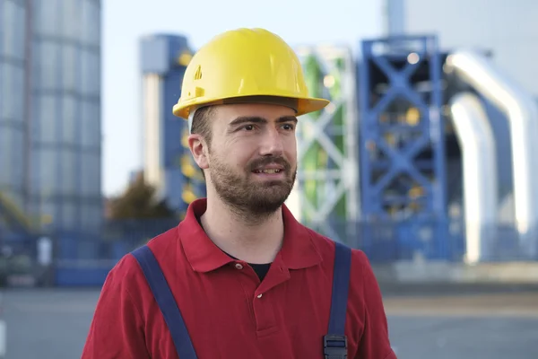 Kívül egy gyári dolgozó munkás öltözött overall biztonságtechnika — Stock Fotó