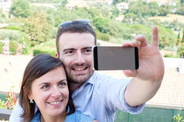 Pareja tomando selfie durante sus vacaciones —  Fotos de Stock