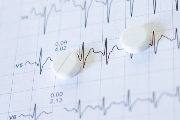 Pillole per bp su carte elettrocardiografiche — Foto Stock
