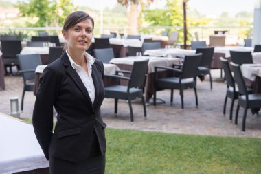 Zarif ve neşeli Restoran garson