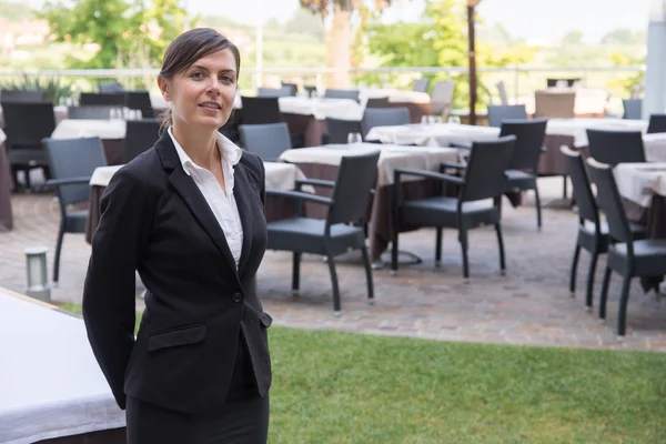 Zarif ve neşeli Restoran garson