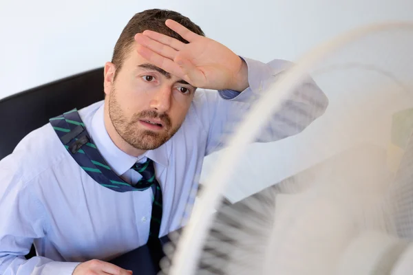 Angespülter Mitarbeiter heiß vor einem Ventilator — Stockfoto