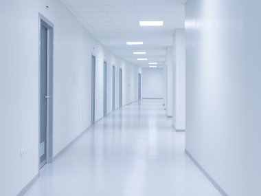 Boş beyaz koridor arka kapıları ile