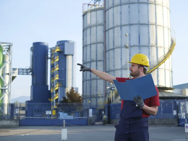 Arbeiter vor einer Fabrik bei der Arbeit in Schutzanzügen — Stockfoto