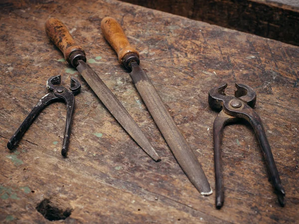 Carpenter tools on carpentry table — Stock Photo, Image