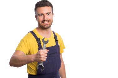 Bir İngiliz anahtarı w izole elinde tutan güven makinist