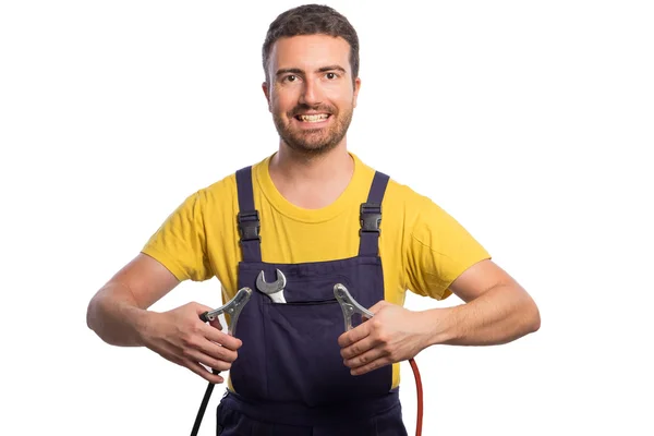 Vertrouwen monteur met een moersleutel in zijn hand geïsoleerd op w — Stockfoto