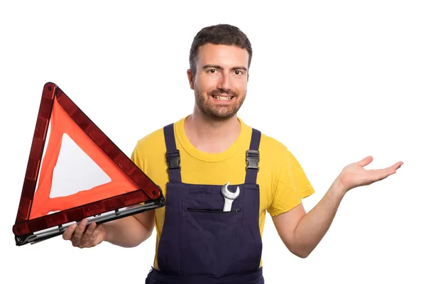 Vertrouwen monteur met één auto driehoek in zijn hand isoleren — Stockfoto