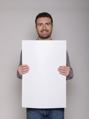 neşeli adam beyaz karton ve kopya yazmanız için bir alan metin sunma