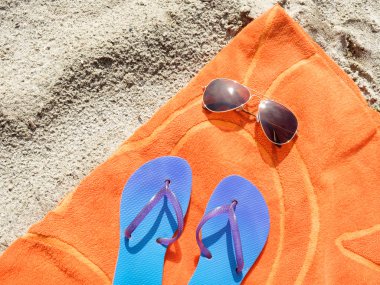 Sahilde yaz plaj nesneleri koleksiyonu 