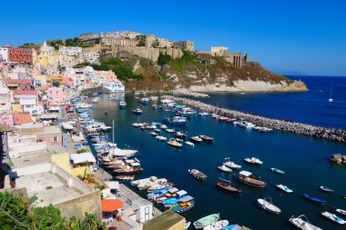 Yaz deniz manzarası Adası Procida, İtalya'dan