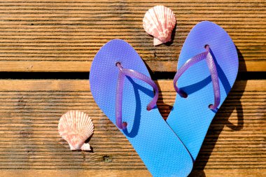 Ahşap arka plan üzerinde renkli flip flop