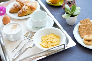 Continental kahvaltı kahve süt portakal suyu ve kruvasan