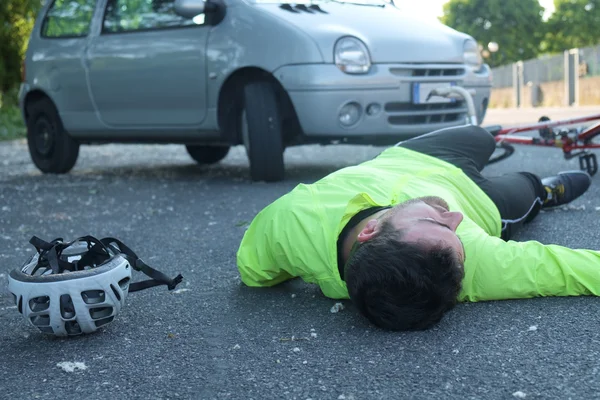 Homme évanoui après un accident de vélo — Photo