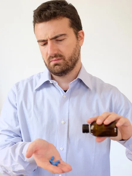 Retrato de um homem tomando um comprimido — Fotografia de Stock