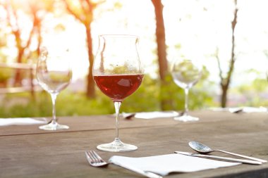 alanın içinde kırsal sığ derinlik ahşap bir masa üzerinde ayaklı büyük kadehler