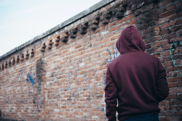 Jonge jongen eenzaam in stedelijke straat — Stockfoto