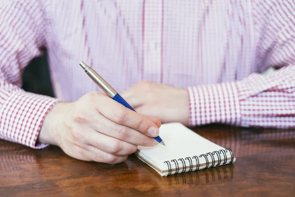 Hombre de oficina escribiendo notas sobre notas en bloque — Foto de Stock