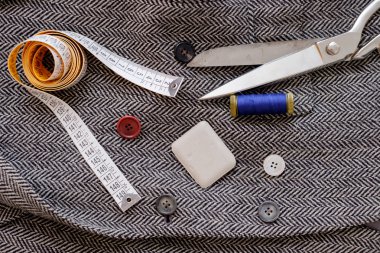 Tekstil arka plan üzerinde izole terzi araçları