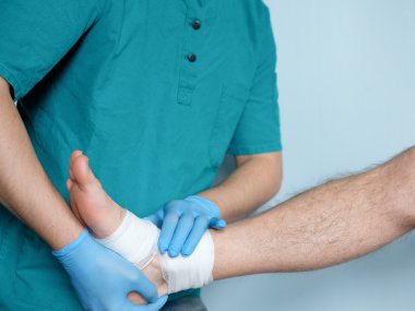 bir yaralı ayak bir kazadan sonra sarmak doktorun yakın çekim