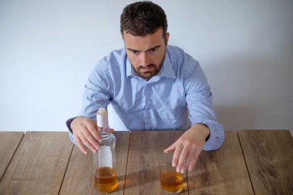 Człowiek czuje się źle z powodu nadużywania alkoholu — Zdjęcie stockowe