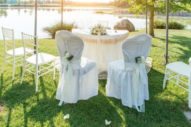 Yaz aylarında güneş ışığı içine düğün koltuk 