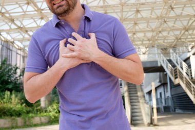 Adam ani kalp krizi için acı