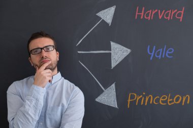 Öğrenci onun geleceği için doğru üniversite seçmek çalışıyor