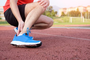 Runner yolda yaralı ayak bileği ile