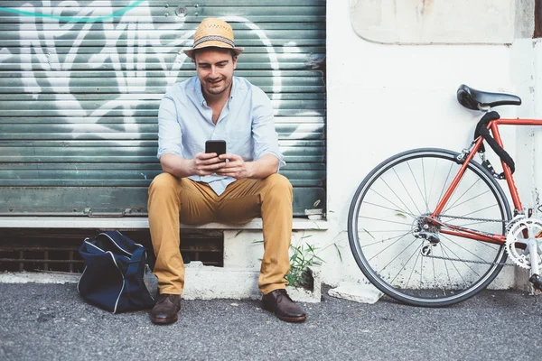 Hombre usando su teléfono móvil en la calle de la ciudad — Foto de Stock