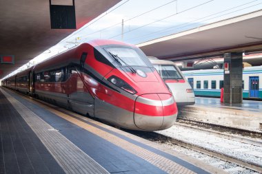 Bir tren istasyonunda gelen yüksek hızlı tren motoru