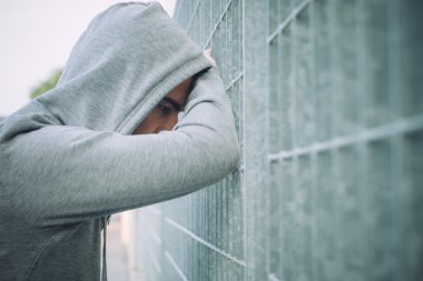  Yalnız adam karşı bir çit yaslanmış