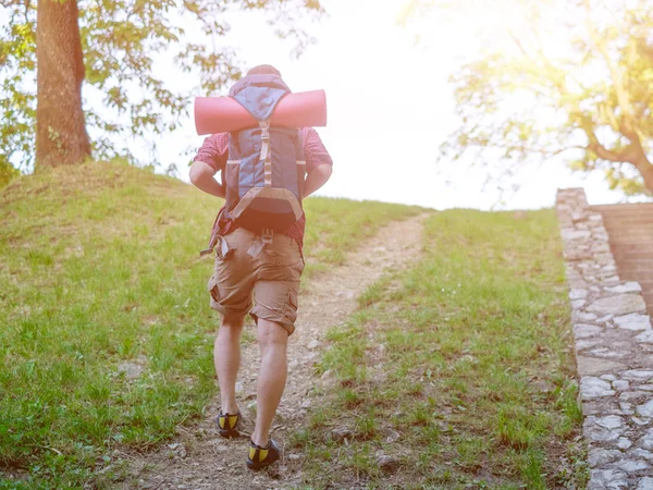 Wanderer auf einem Bergpfad — Stockfoto