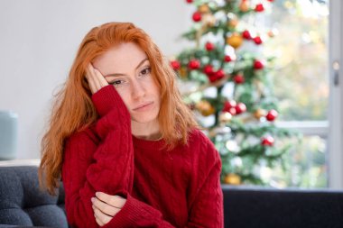Depresyondaki genç kızıl saçlı kadın Noel tatilinde