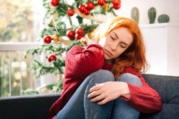 Deprimida Jovem Cabelos Vermelhos Mulher Feriado Natal — Fotografia de Stock