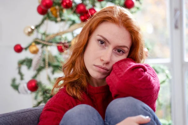 Starosti Červená Vlasy Žena Doma Během Vánočních Svátků — Stock fotografie