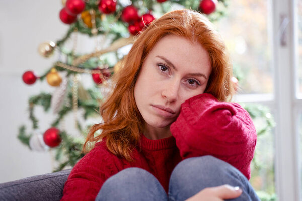 Беспокойная рыжая женщина дома во время рождественских праздников