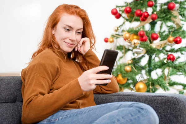 Mensaje Texto Mujer Feliz Durante Los Días Celebración Navidad — Foto de Stock